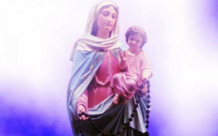 Mary of the Holy Rosary of San Nicolás appeared in 1983 dressed in blue, holding the baby Jesus and with a Rosary in her hand.