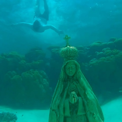 In the Los Roques Archipelago in Venezuela, a beautiful statue of the Virgin of the Valley is hidden in the sea.